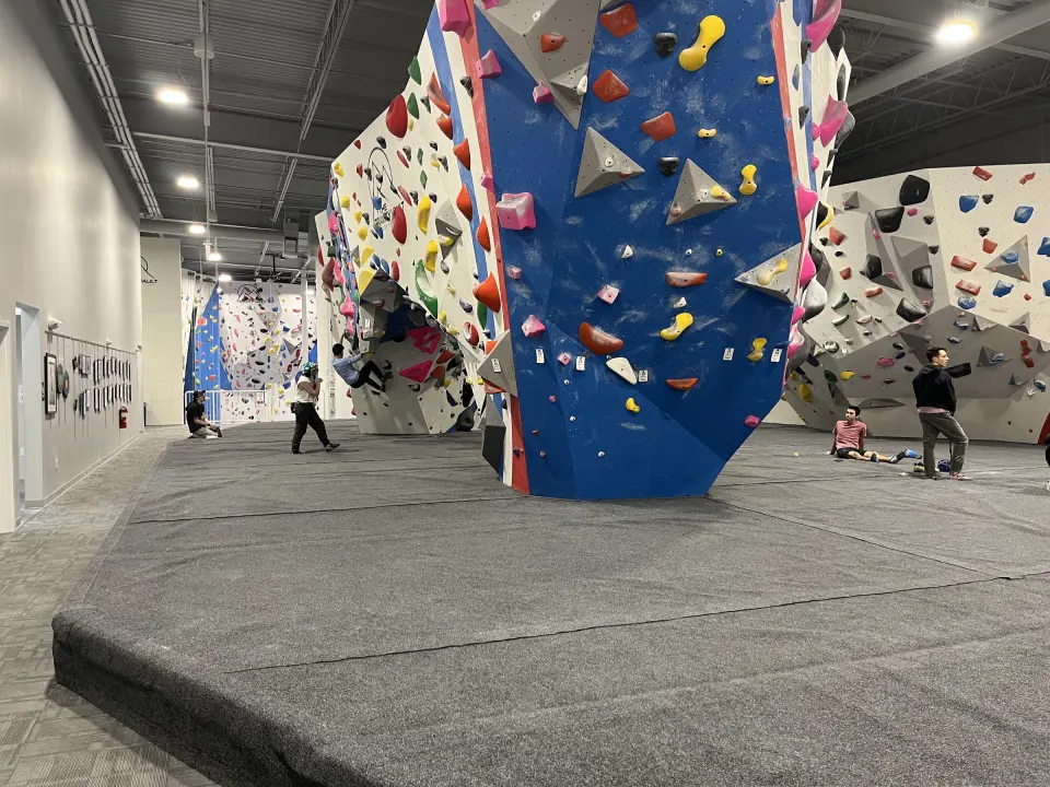 Blue bouldering prow on the padded floor