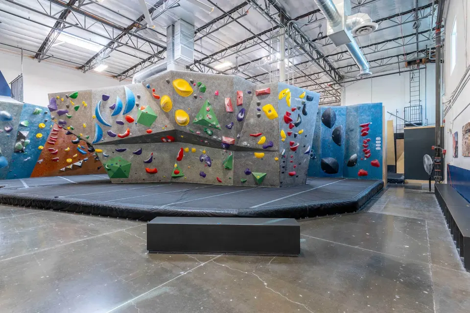 Freestanding island boulder in the middle of the bouldering hall