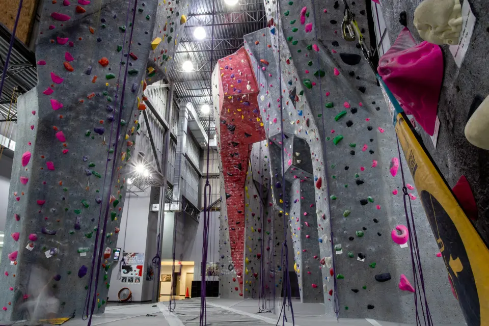 Tall grey roped walls with the red lead arch in the middle