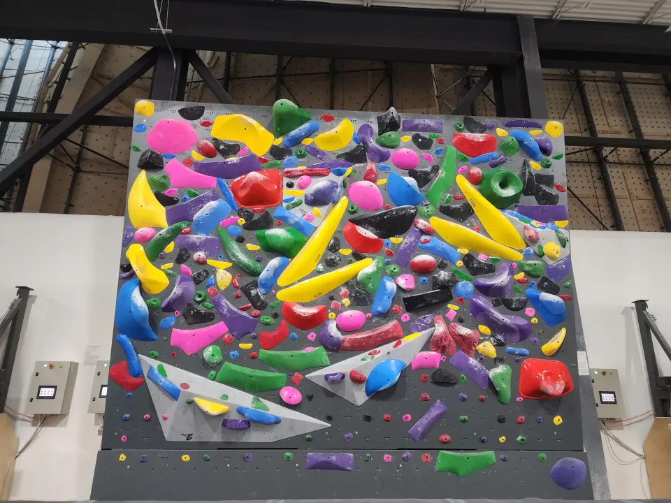 Spray wall packed with holds and volumes
