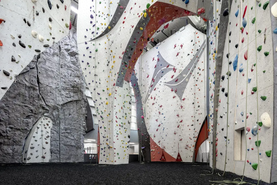 Grey rock-textured pillar among the rope walls