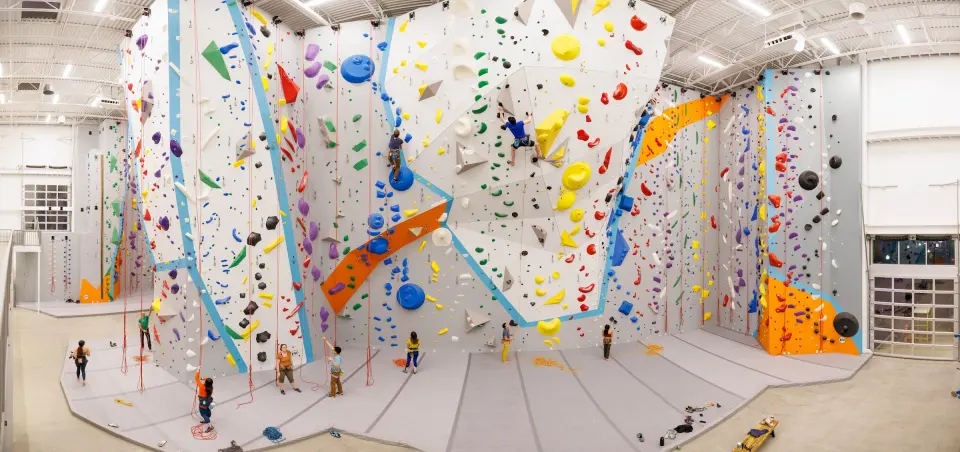 Wide view of the white and blue rope walls with orange volumes