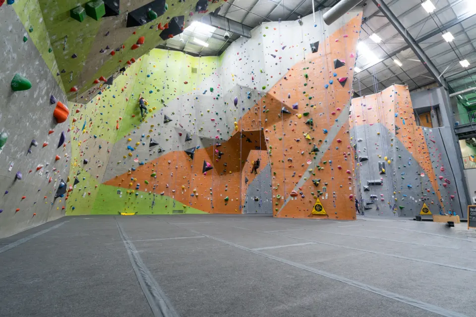 Tall orange, green and grey roped walls