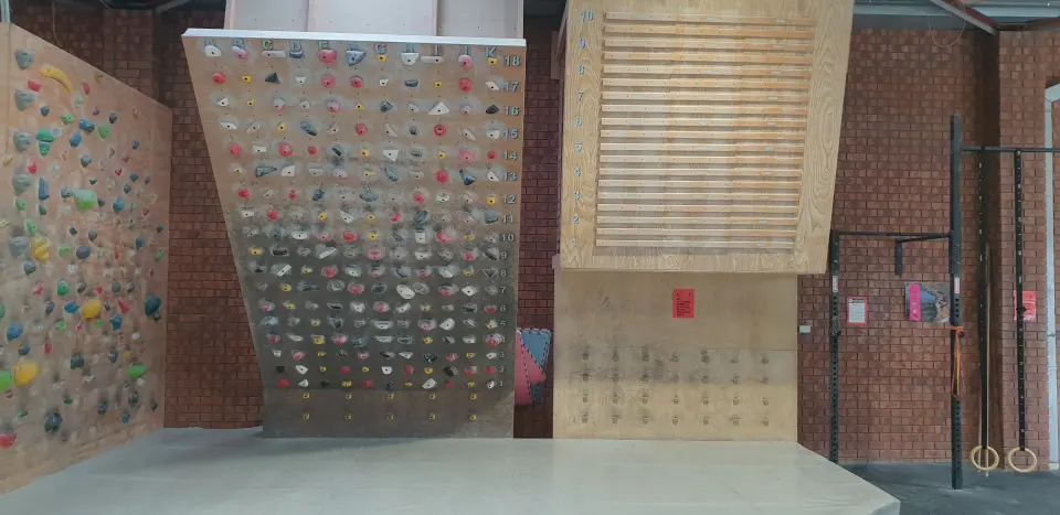 Training board, campus rungs and rings in the training area
