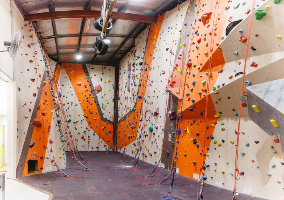 Hall of tall orange and white roped walls
