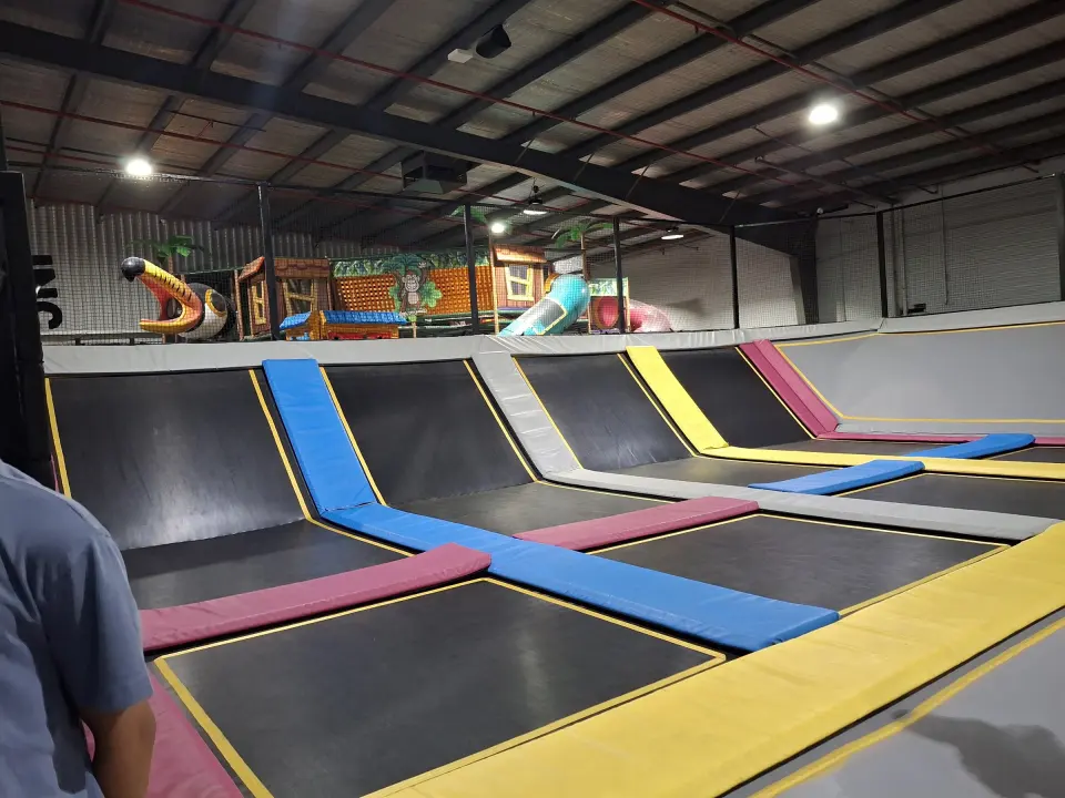 The free-jump trampoline arena