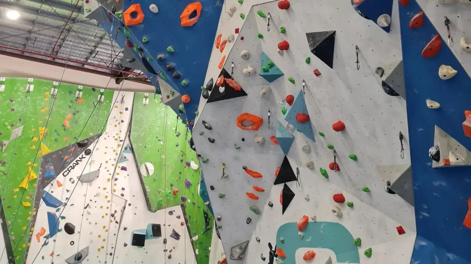 Roped walls in green, white and blue with draws and holds