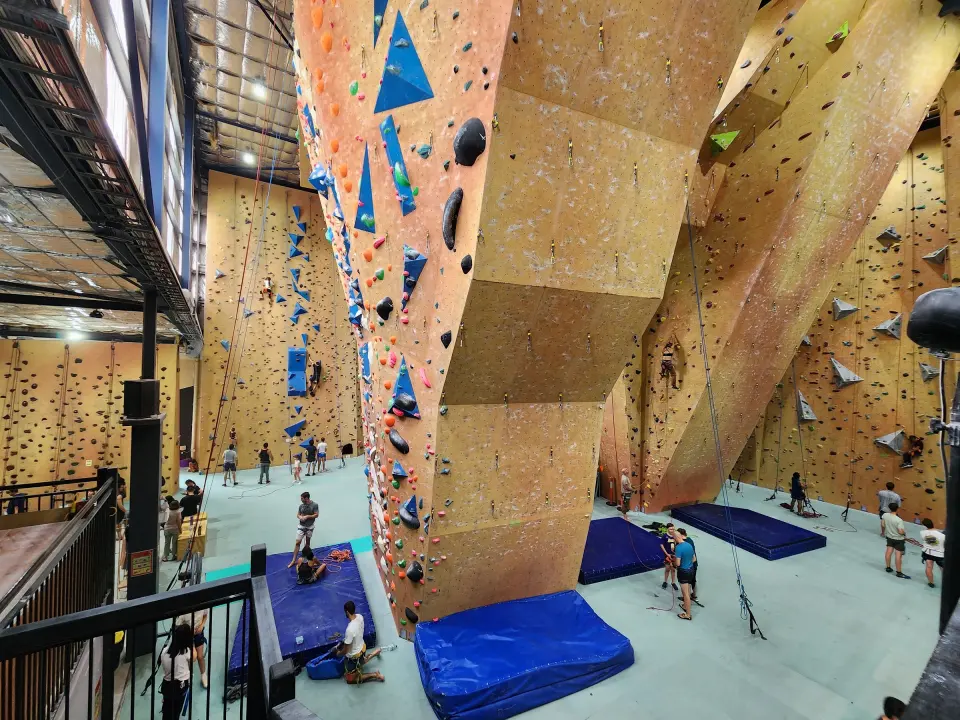 Tall roped walls and pillars seen from the mezzanine