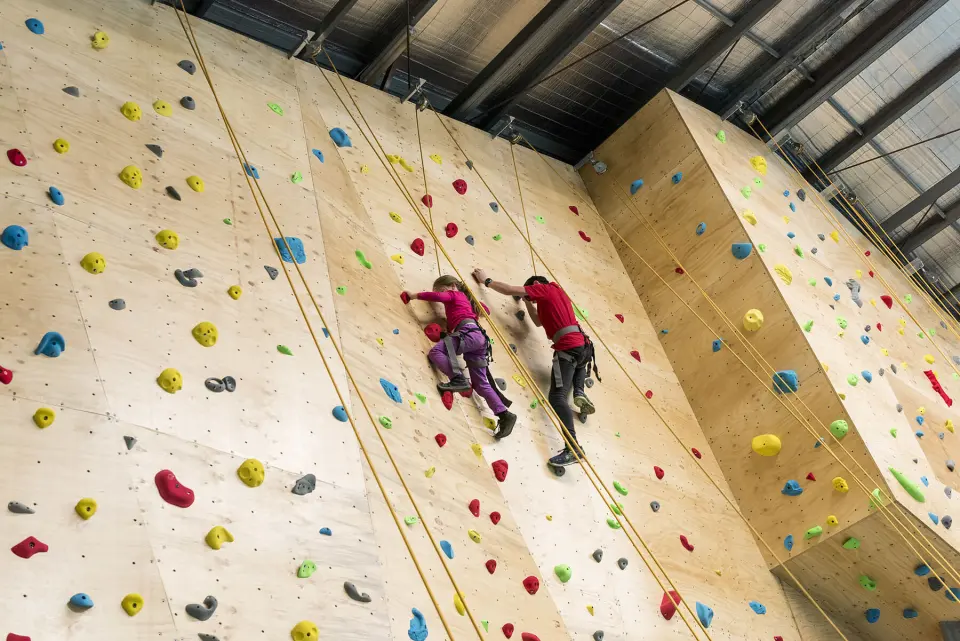 Two climbers side by side on neighbouring top-rope lines
