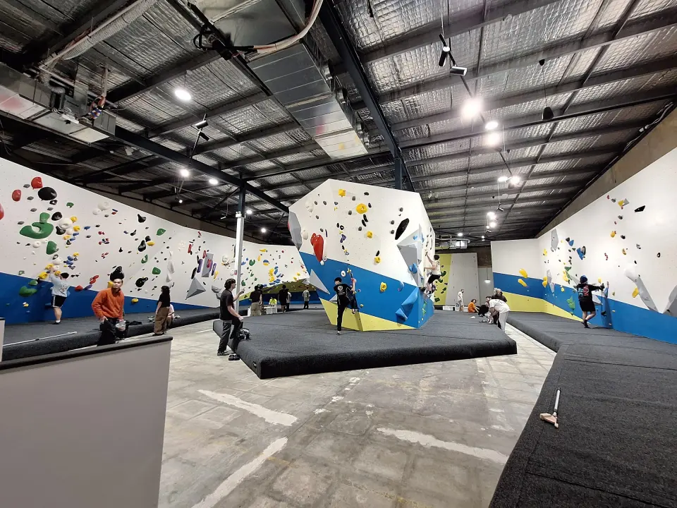 The bouldering hall with a freestanding boulder in the middle and walls all around