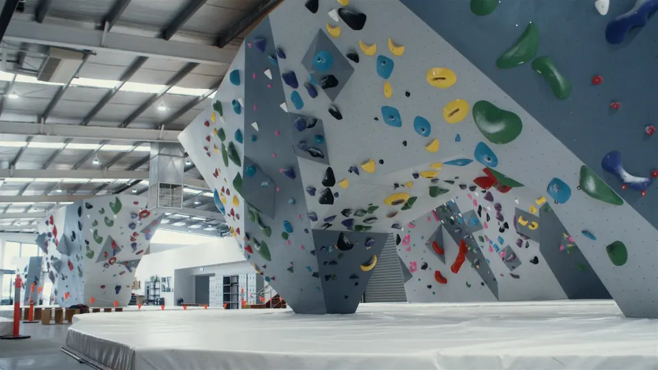 Overhanging walls with big volumes above white matting