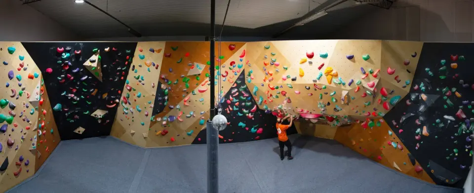 Wide view of the whole bouldering room