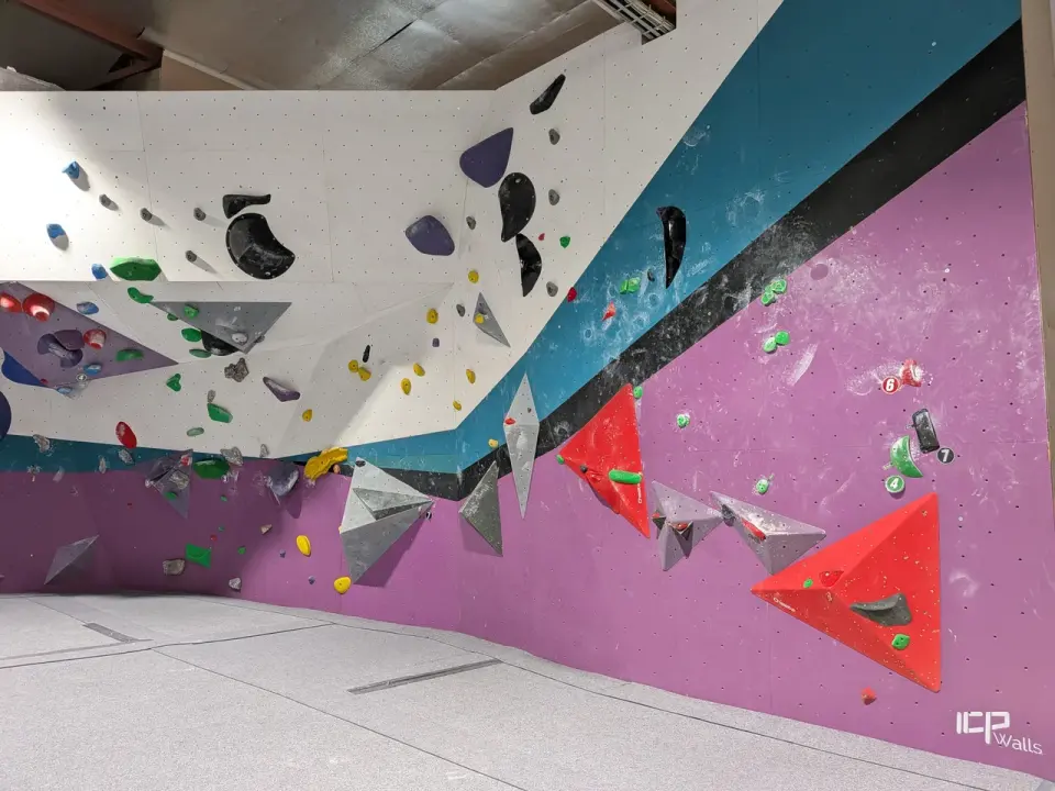 The Gravity wall, an overhang with grey and red volumes