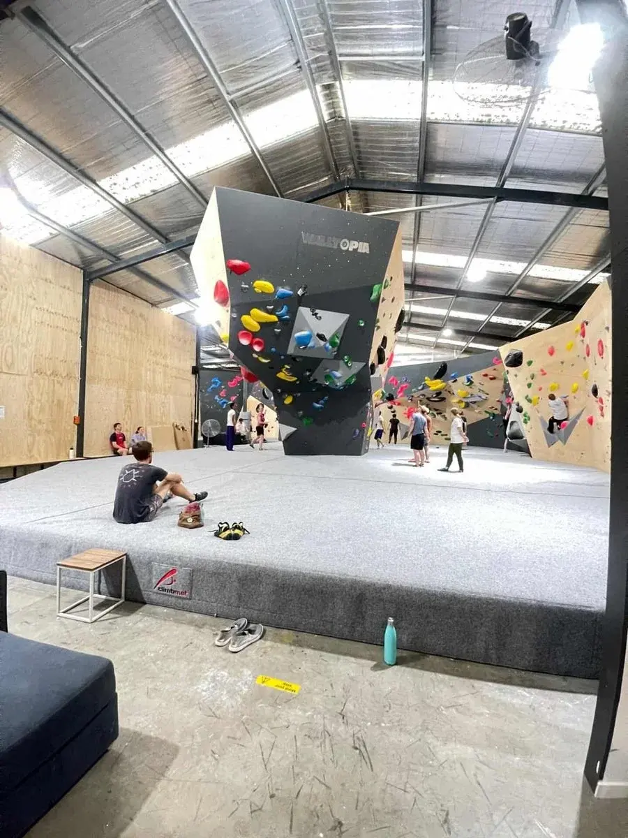 The free-standing island wall rising from the matted floor