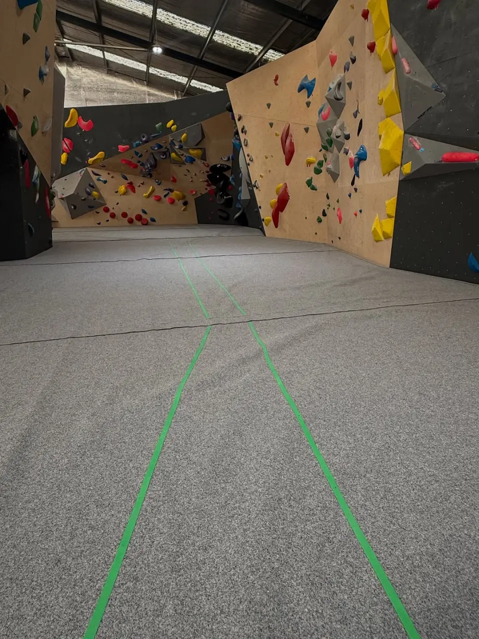 Matted floor running between the slab and overhanging walls