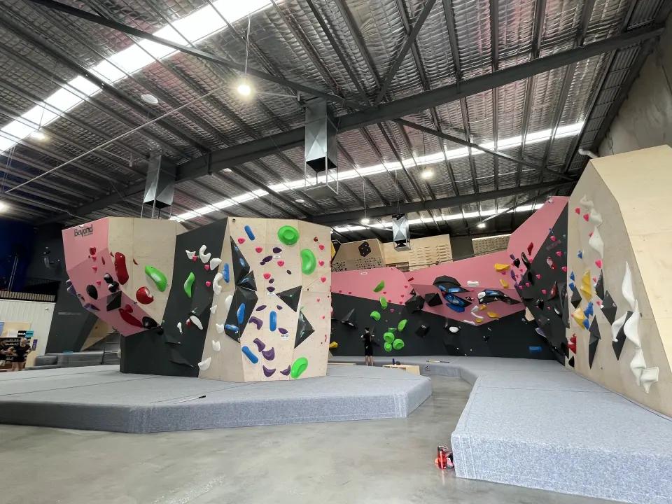Main hall with pink freestanding boulders and long walls