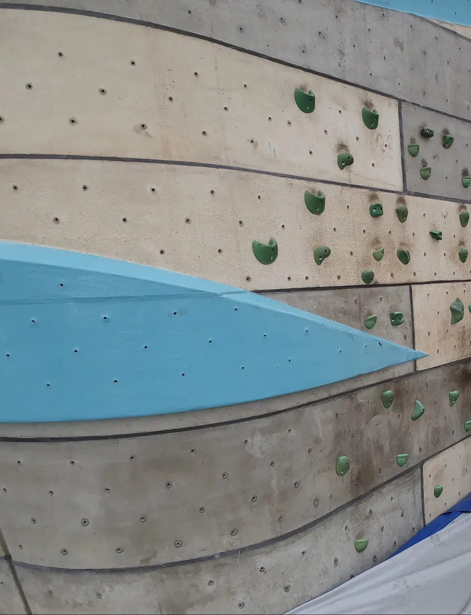 Green holds and a blue volume on the textured wall panels
