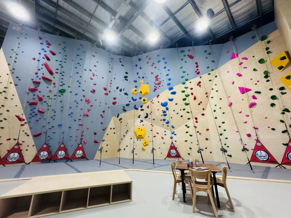 Tall roped wall with a table and chairs in front